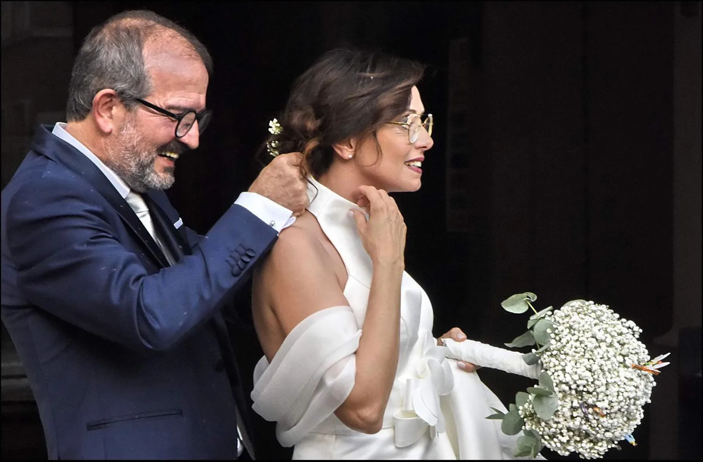 Un momento di complicità durante la vestizione della sposa — Real Bride Idea Sposa Couture