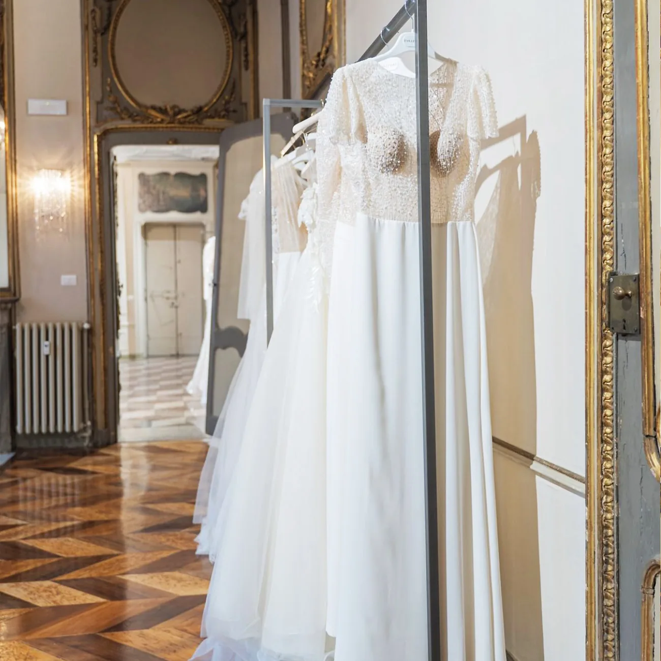 Dettagli e tessuti dell’atelier di abiti da sposa a Torino