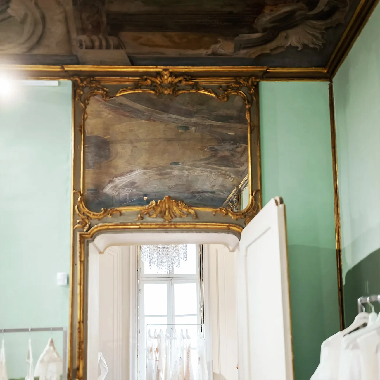 Abiti da sposa esposti nell’atelier di Via Po 14, Torino