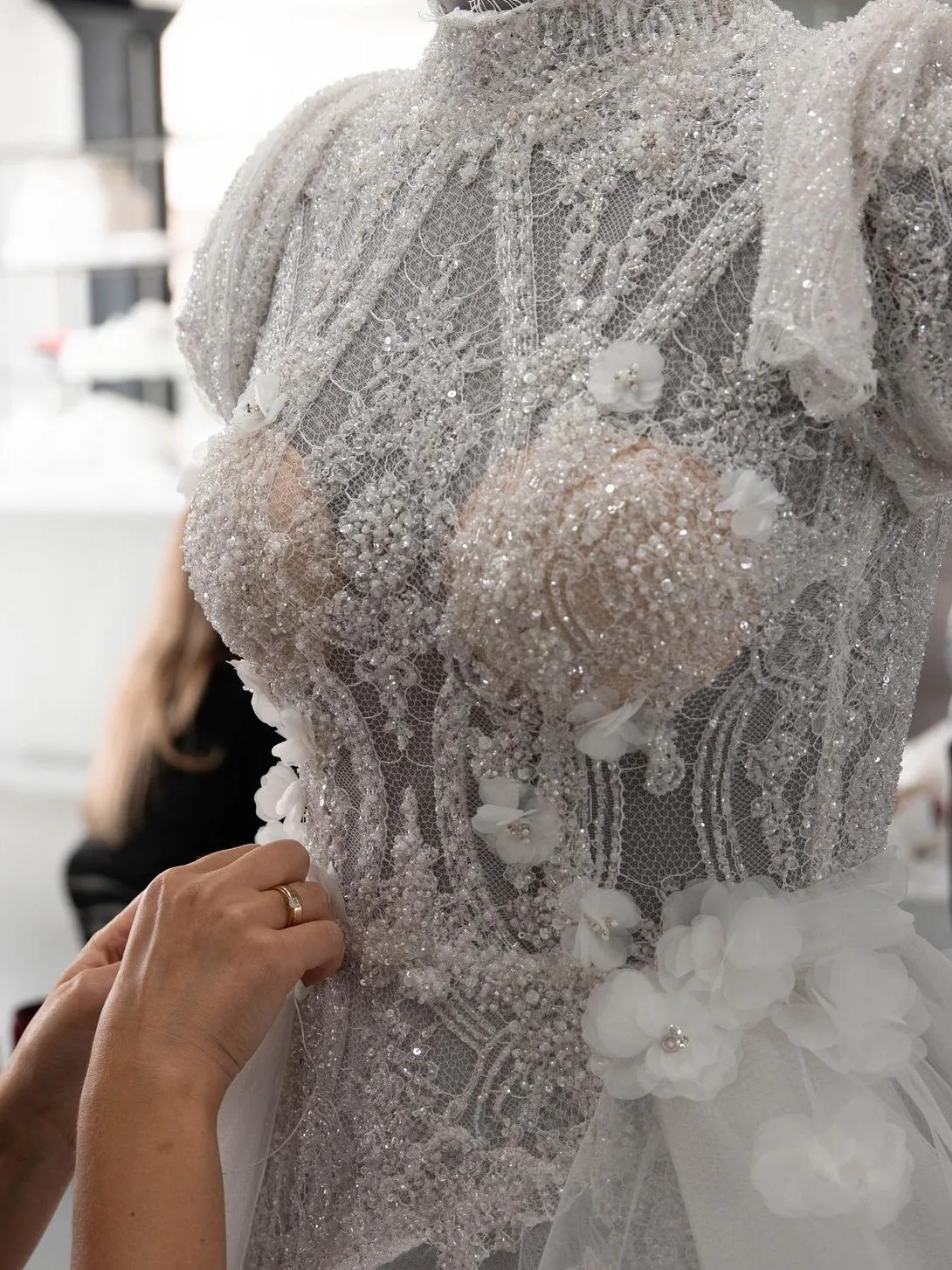 Il laboratorio sartoriale interno di Idea Sposa: lavorazioni a mano sull’abito da sposa