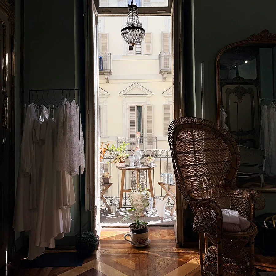 Atmosfera couture dell’atelier sposa nel centro di Torino