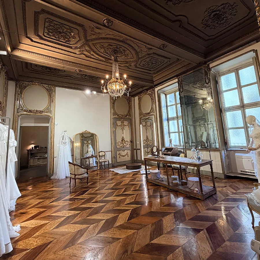 Dettagli sartoriali nell’atelier di abiti da sposa a Torino